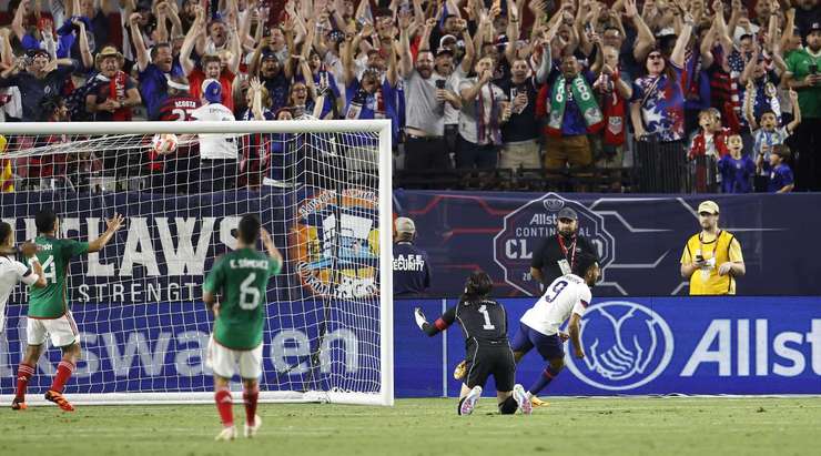 Vào! Jordan Morris chuyền bóng đến chân của Jesus Ferreira (Mỹ), người đứng trước mành lưới trống và không gặp khó khăn đệm bóng vào khung thành. 1:1.