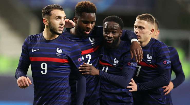 VÀO! Đó là một cú sút phạt đền tuyệt vời của Odsonne Edouard (Pháp) về phía góc thấp bên trái khung thành, không có một chút cơ hội nào cho thủ môn Aleksandr Maksimenko để cản phá!