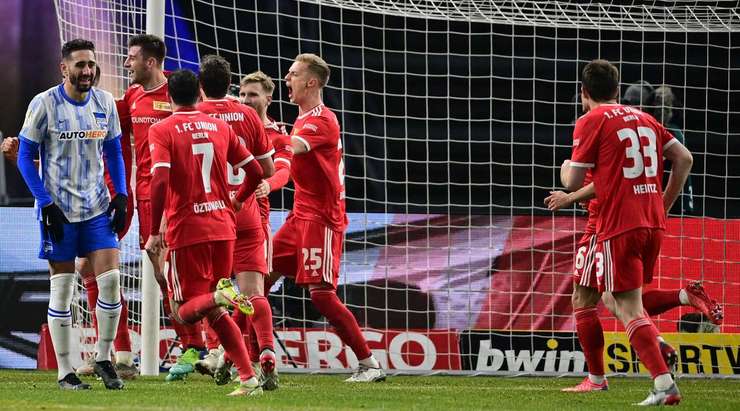 Bastian Oczipka thực hiện một quả tạt bổng chính xác vào vòng cấm. Robin Knoche (Union Berlin) đón bóng và dứt điểm với một cú sút nhanh, bóng đi dội chân cột dọc bên trái vào lưới. Thủ môn đã không có cơ hội nào để cản phá! Tỉ số đã được thay đổi thành: 1:3.