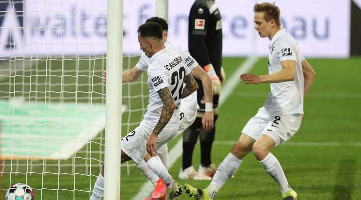 Ruben Vargas (Augsburg) nhận một đường chuyền thú vị bên trong vòng cấm và anh sút bóng lọt qua thủ môn vào lưới. Một pha dứt điểm xuất sắc!