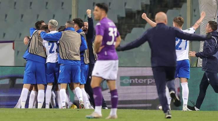 Vào! Jesper Karlstrom đưa bóng qua vòng cấm và Artur Sobiech (Lech Poznan) đã có một nhiệm vụ dễ dàng nhất thế giới để đưa bóng vào lưới trống. 0:3.