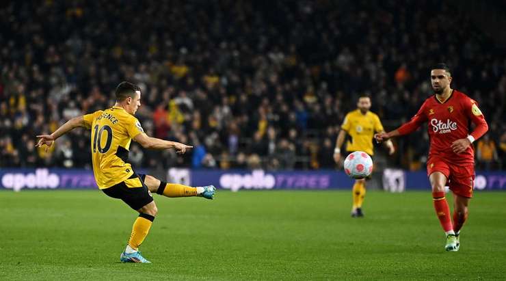 VÀO! Daniel Podence (Wolves) cắt được bóng từ đường chuyền bất cẩn của thủ môn đối phương và vui vẻ trừng phạt sai lầm đó với cú sút gọn gàng từ tầm một cự ly tầm trung. Tỉ số lúc này là 3:0.