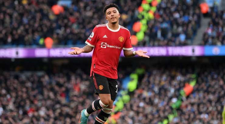 Jadon Sancho (Manchester United) đón một đường chuyền tuyệt vời từ đồng đội và tung cú sút xa chìm rất căng, bóng đi trúng cột dọc bên phải và dội vào lưới.