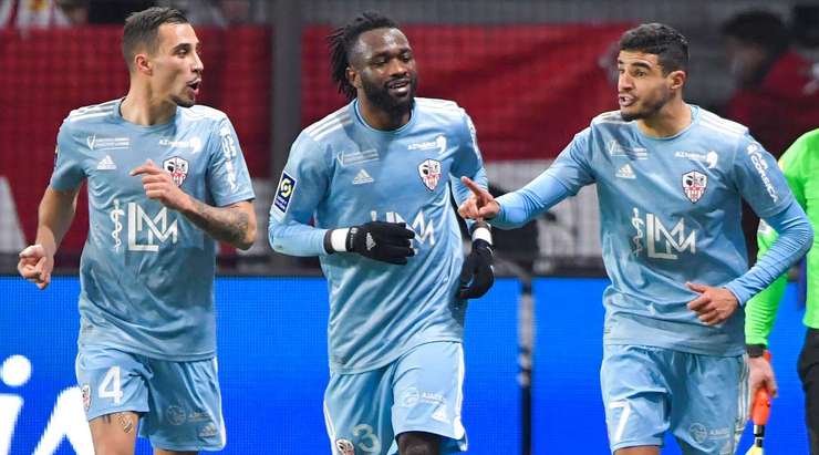 Vào! Mickael Barreto kiến tạo cho Mounaim El Idrissy (AC Ajaccio) một đường chuyền tốt trong vòng cấm. Nó cho phép anh ấy dứt điểm với một cú sút chìm vào ngay giữa khung thành. 1:2.