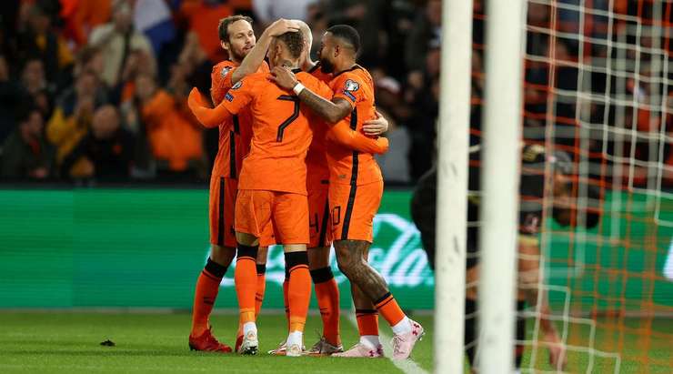 Một tình huống dốc bóng và chuyền rất đẹp của Davy Klaassen giúp Memphis Depay (Hà Lan) đối diện với khung thành bỏ trống và ghi bàn thắng có lẽ là đơn giản nhất trong sự nghiệp của mình. Tỉ số là 2:0.