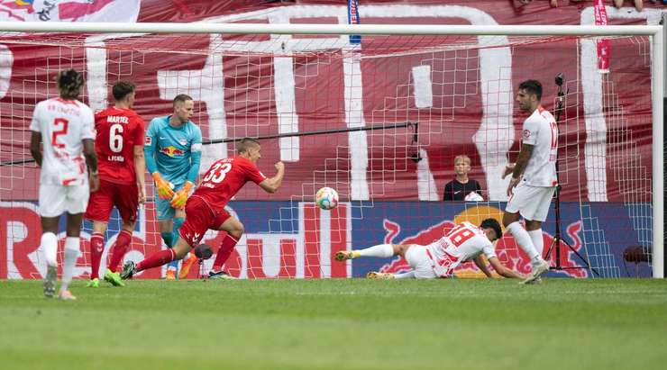 Florian Dietz (Köln) nhận một đường chuyền thú vị bên trong vòng cấm và anh tung một cú sút trái phá chính xác vào phía trong cột dọc bên trái. Một pha dứt điểm tuyệt đẹp!