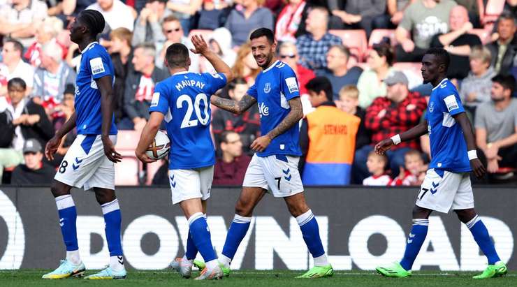 Một pha dứt điểm tuyệt diệu! Dwight McNeil (Everton) canh thời điểm hoàn hảo để đón một quả tạt và sút bóng sấm sét từ sâu trong vòng cấm vào phía bên trái mành lưới!