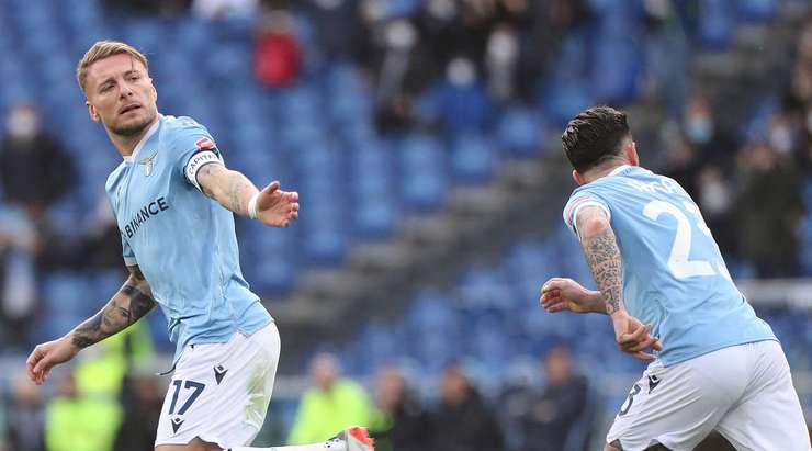 Ciro Immobile (Lazio) nhận đường tạt bóng từ đồng đội và chuyển hóa nó thành bàn thắng bằng một cú đánh đầu chuẩn xác vào phía trong cột dọc bên phải!