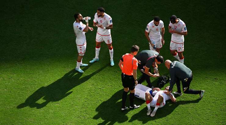 Mohamed Drager (Tunisia) đang phải trải qua những phút giây đau đớn. Chúng ta chờ xem chấn thương của anh ấy nghiêm trọng đến mức nào.