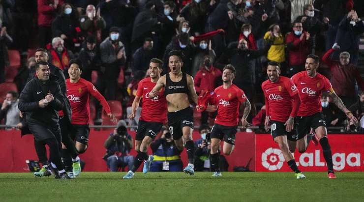 Khoảnh khắc đen đủi của Unai Simon (Ath Bilbao), anh đã ghi một bàn phản lưới nhà.