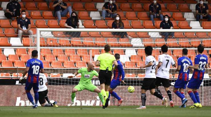 Vào! Jose Gaya thể hiện nhãn quan chiến thuật tuyệt vời bằng một đường chuyền tinh quái bên trong vòng cấm. Carlos Soler (Valencia) cũng đã hoàn thành tốt phần việc của mình với cú sút một chạm, đưa bóng đi chìm vào chính giữa khung thành. 3:0.