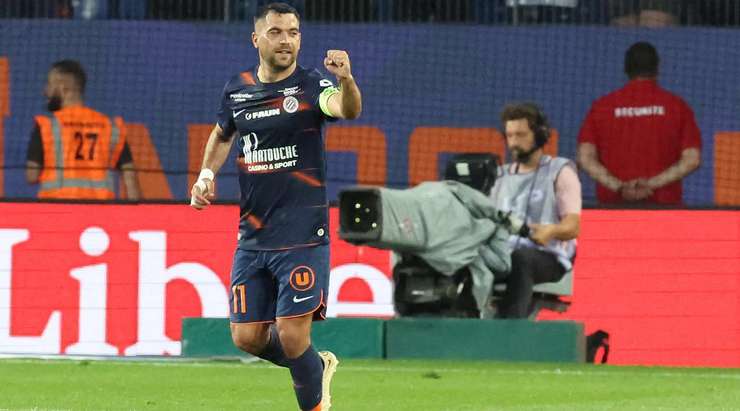 Vào! Teji Savanier (Montpellier) giành chiến thắng trên chấm phạt đền bằng một cú sút không thể cản phá, vượt qua tầm với của thủ môn Kasper Schmeichel vào góc thấp bên trái.