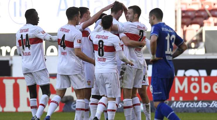 Vào – 3:0! Borna Sosa thực hiện một đường chuyền bổng chuẩn xác vào trong vòng cấm, nơi Sasa Kalajdzic (VfB Stuttgart) bật cao hơn các hậu vệ đối phương ở gần chấm phạt đền để đánh đầu thẳng vào góc trái khung thành.
