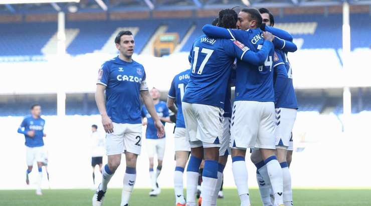 Vào! Cenk Tosun (Everton) đón một đường chuyền và đến rìa vòng cấm để bấm bóng xuất sắc qua thủ môn và vào lưới trống. Anh ấy thay đổi tỉ số thành 1:0.
