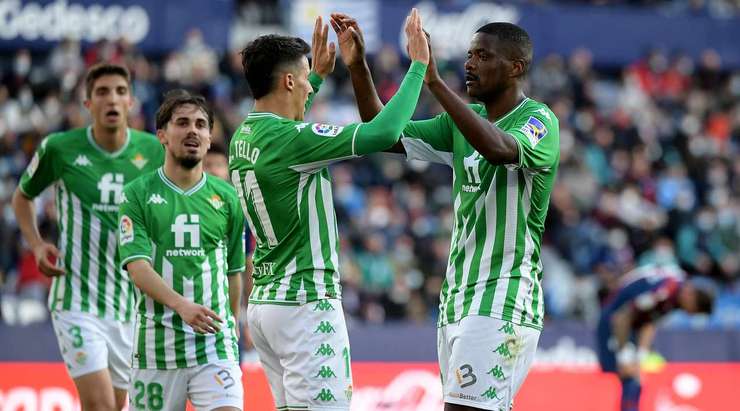 Vào! Cristian Tello dọn cỗ cho William Carvalho (Betis) tại rìa vòng cấm người sút bóng vào góc phải phía dưới. 0:3.