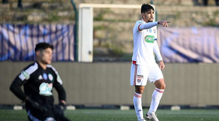 Lucas Paqueta (Lyon) có rất nhiều khoảng trống sau khi đón một đường chuyền chính xác trong vòng cấm. Anh không do dự tung một cú sút tuyệt vời, đưa bóng vào góc thấp bên trái cầu môn.