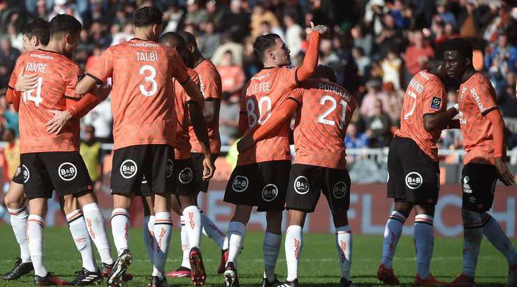 Romain Faivre (Lorient) chớp cơ hội sau một đường bóng bật ra và dứt điểm chính xác, đưa bóng vào nóc lưới khung thành đối phương.