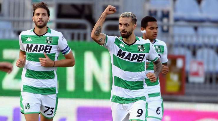 VÀO! Bóng được treo vào từ quả phạt góc và Francesco Caputo (Sassuolo) chạy chỗ rất tốt để tung một cú đánh đầu thẳng vào góc thấp bên trái. Tỉ số của trận đấu đã được nâng lên: 0:1.