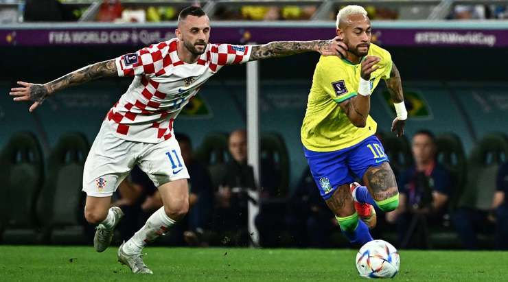 Một chiếc thẻ vàng cho pha tắc bóng của Marcelo Brozovic (Croatia). Trọng tài Michael Oliver đã đưa ra quyết định một cách rất quả quyết.