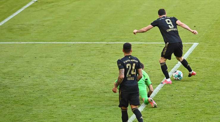 Vào! Robert Lewandowski (Bayern Munich) đã có mặt đúng lúc đúng chỗ để chộp lấy bóng bật ra trong vòng cấm, và anh ấy sút bóng thành bàn. Tỉ số là 5:2.