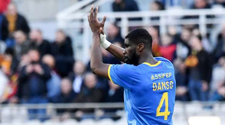 Vào! Kevin Danso (Lens) đã có mặt đúng lúc đúng chỗ để lấy bóng bật ra trong vòng cấm, và anh ấy sút bóng vào bên phải khung thành. Tỉ số là 1:1.