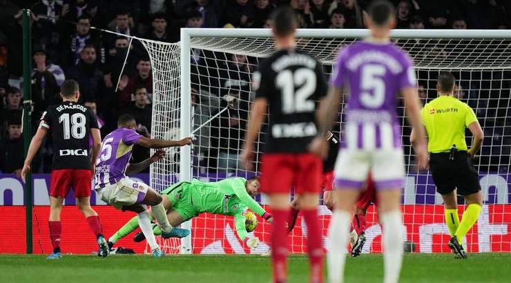 Vào! Cyle Larin (Valladolid) vừa có bàn thắng theo một cách không thể dễ dàng hơn: đưa vào lưới trống từ cự ly rất gần sau khi bóng bị bật ra từ thủ môn. Tỉ số là 1:2.