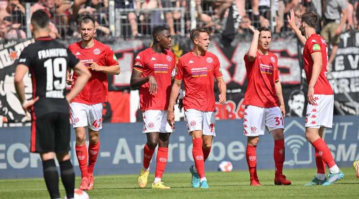 Bàn thắng đến từ một tình huống phối hợp đồng đội tuyệt vời! Marcus Ingvartsen (Mainz) đón một đường chuyền hoàn hảo và tung một cú sút xuất sắc vào phía trong cột dọc bên phải. Thủ môn không thể làm gì với những cú sút như thế.