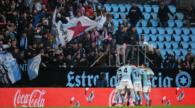 Carles Perez (Celta Vigo) khống chế bóng gọn gàng từ một đường chuyền sắc sảo tại rìa vòng cấm và tung cú sút căng vào vào góc thấp bên phải khung thành, theo một phong cách đã thành thương hiệu của anh.