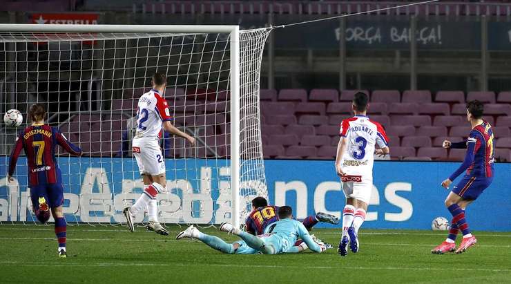 Vào! Trincao (Barcelona) đã có mặt đúng lúc đúng chỗ để chộp lấy bóng bật ra trong vòng cấm, và anh ấy sút bóng thành bàn. Tỉ số là 3:1.