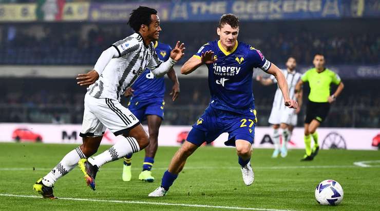 Juan Cuadrado (Juventus) có một pha đi bóng độc diễn, nhưng một cầu thủ đối phương đã cướp được bóng trước khi anh ấy có cơ hội dứt điểm. Bóng đã đi ra ngoài sân. Juventus sẽ có một cơ hội để ghi bàn từ quả phạt góc.