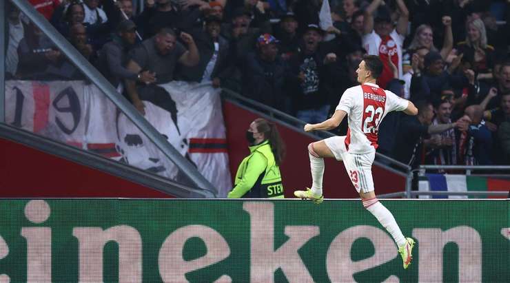 Steven Berghuis (Ajax) ghi bàn! Steven Berghuis (Ajax) được kiến tạo bởi Dusan Tadic và anh ấy đã cho thấy sự bình tĩnh tuyệt vời trong vòng cấm để sút vào góc phải phía dưới. 1:0.