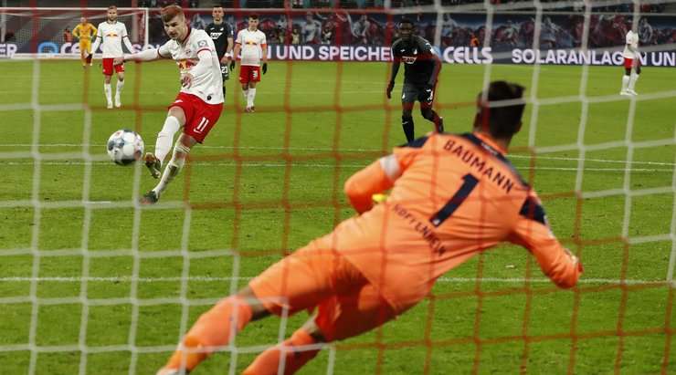 Timo Werner (RB Leipzig) đánh lừa thủ môn Oliver Baumann đổ người về góc và sút quả penalty vào chính giữa khung thành.