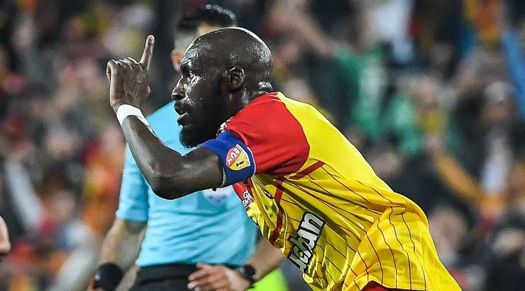Seko Fofana (Lens) khống chế bóng gọn gàng từ một đường chuyền sắc bén tại rìa vòng cấm và tung cú sút căng vào vào góc thấp bên trái khung thành, theo một phong cách đã thành thương hiệu của anh.