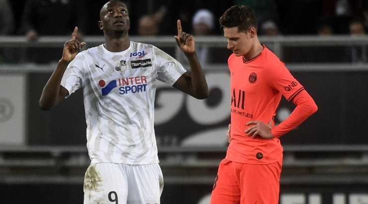 Vào! Đường chuyền dài kinh điển của Quentin Cornette đến chân Sehrou Guirassy (Amiens SC) ở một vị trí trống trải bên trong vòng cấm. Anh còn đủ thời gian và không gian để chỉnh lại bóng trước khi sút vào góc thấp bên phải khung thành. Tỉ số là 4:4.