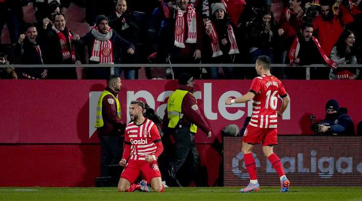 Vào rồi! Valentin Castellanos (Girona) bức tốc vào vòng cấm và chọn đúng điểm rơi sau đường căng ngang của Arnau Martinez trước khi dứt điểm cận thành đẹp mắt vào góc thấp bên trái khung thành. Tỉ số là 1:0.