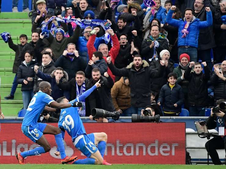 Vào! Jorge Molina (Getafe) đã có mặt đúng lúc đúng chỗ để lấy bóng bật ra trong vòng cấm, và anh ấy sút bóng vào góc trái phía trên. Tỉ số là 1:0.