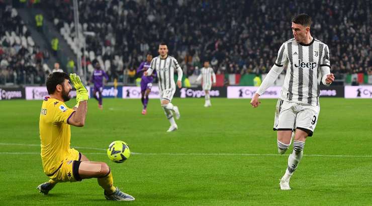 Vào! Filip Kostic thực hiện một đường chuyền đến chân Dusan Vlahovic (Juventus) và cầu thủ này tung một cú sút từ trong vòng cấm, đưa bóng vào góc thấp bên phải mành lưới. Tỉ số là 2:0.