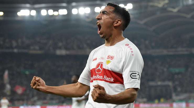 Tiago Tomas (VfB Stuttgart) nhận một đường chuyền tầm thấp chính xác trong vòng cấm và ghi bàn! Cú sút của anh đi vào góc phải phía dưới, bóng đập cột dọc vào lưới.