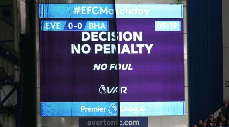 Đây là phán quyết từ hệ thống VAR với tình huống tranh cãi vừa rồi – KHÔNG CÓ PENALTY dành cho Everton! Trận đấu sẽ được tiếp tục.