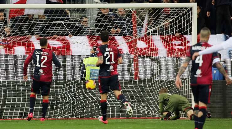 Vào! Nikola Kalinic (AS Roma) sút bóng thành bàn từ cự li rất gần sau khi đón một đường chuyền. Kiến tạo bởi Henrikh Mkhitaryan. Tỉ số là 1:2.