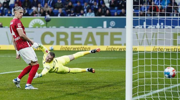 Angelo Stiller (Hoffenheim) nhận bóng trong vòng cấm, anh xoay trở rất nhanh nhẹn và dễ dàng găm bóng vào sát mép trong cột dọc bên phải.