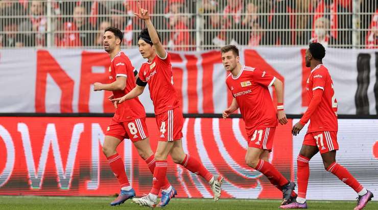 Vào! Genki Haraguchi (Union Berlin) tung một cú sút trong vòng cấm và pha dứt điểm bị chệch hướng và đi qua thủ môn. 1:0.