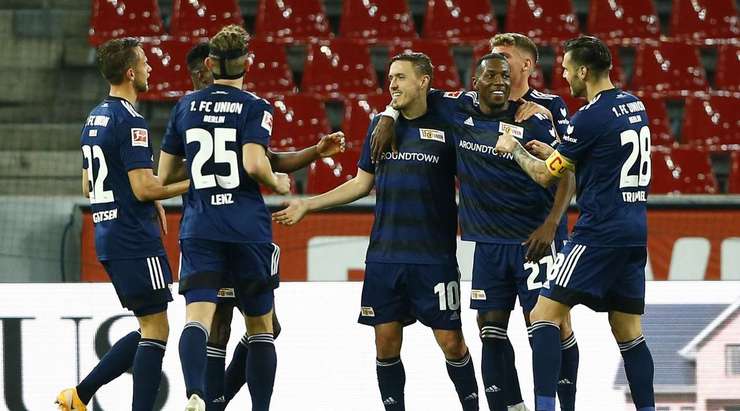 Vào! Max Kruse (Union Berlin) sút bóng bật ra vào chính giữa khung thành sau khi bóng đến chỗ anh ấy trong vòng cấm. Tỉ số là 1:2.