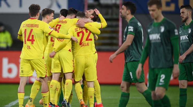 Vào! Roland Sallai (Freiburg) khống chế đẹp mắt một đường chuyền hơi mạnh của Christian Gunter ở một vị trí bên trong vòng cấm. Anh chạy cắt mặt một hậu vệ đối phương và ghi bàn bằng một cú sút vào góc thấp bên trái khung thành. Tỉ số là 1:0.
