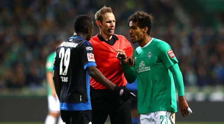 Tiếng còi vang lên và Theodor Gebre Selassie (Werder Bremen) bị phạt thẻ vì phạm lỗi.