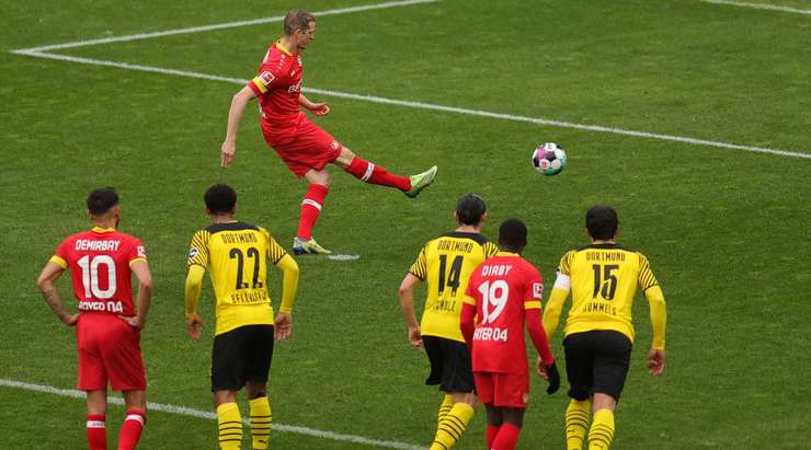 Lars Bender (Bayer Leverkusen) dễ dàng chuyển hóa thành công quả phạt đền với một cú sút chìm đẹp mắt vào phía bên trái khung thành.