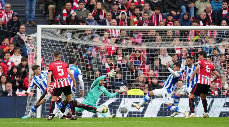 Vào! Inaki Williams (Ath Bilbao) chớp cơ hội sau một tình huống bóng bật ra trong vòng cấm và đánh bại thủ môn với một cú sút vào mé trong cột dọc bên trái. Tỉ số đã được nâng lên: 1:0.