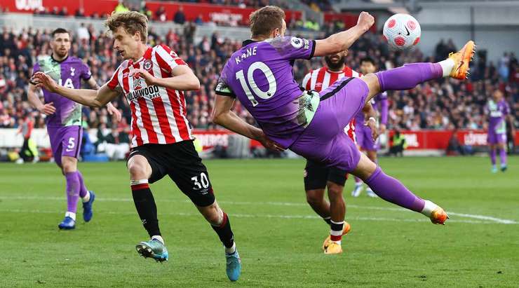 Harry Kane (Tottenham) có một cơ hội tốt khi anh ấy đón quả tạt từ biên, nhưng cú sút của anh từ trong vòng 5m50 lại hơi thiếu chính xác. Bóng đi chệch cột dọc bên phải chỉ một vài centimét.