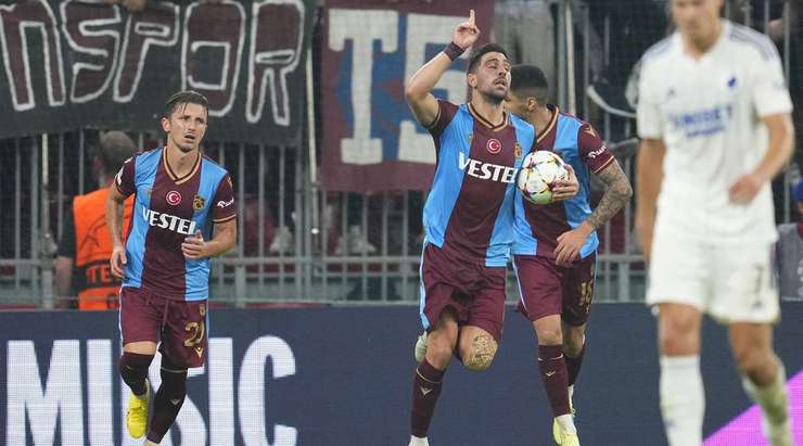 VÀO 2:1! Anastasios Bakasetas (Trabzonspor) tung một cú sút từ xa và bóng bị đổi hướng, khiến thủ môn Mathew Ryan không kịp trở tay.