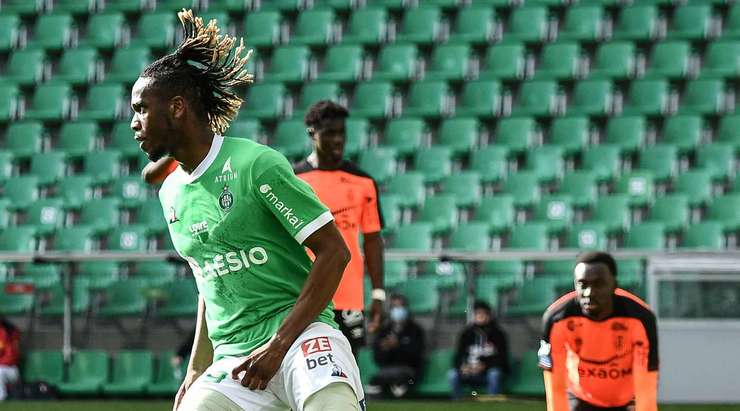 Vào! Charles Abi (St Etienne) sút bóng bật ra vào chính giữa khung thành sau khi bóng đến chỗ anh ấy trong vòng cấm. Tỉ số là 1:1.